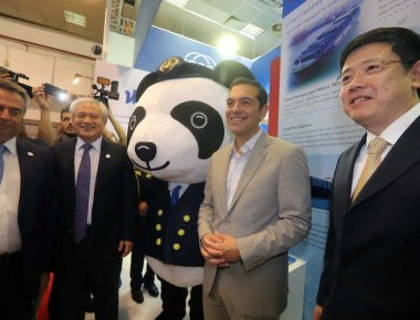 Η επίσκεψη του Α.Τσίπρα στα περίπτερα της ΔΕΘ (φωτό, βίντεο)